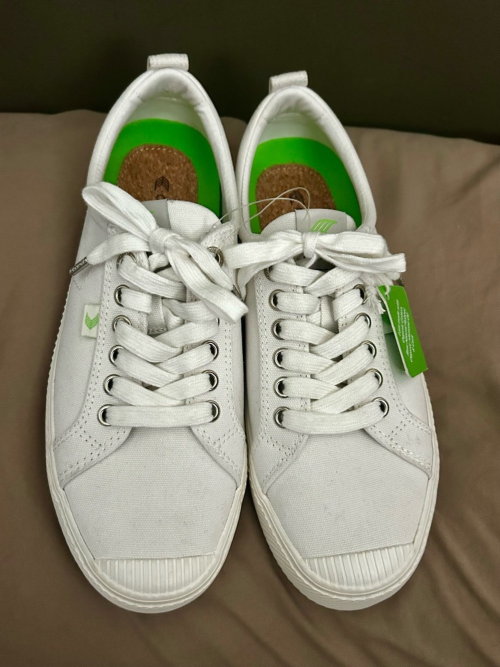 Cariuma OCA Low White Canvas Sneakers. Women’s 9.5. Lace Up Casual Shoes